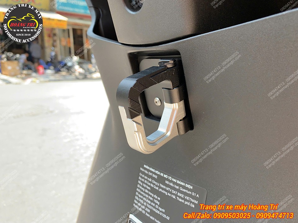 Móc treo đóng mở linh hoạt, dễ sử dụng khi treo túi xách hoặc vật dụng cá nhân