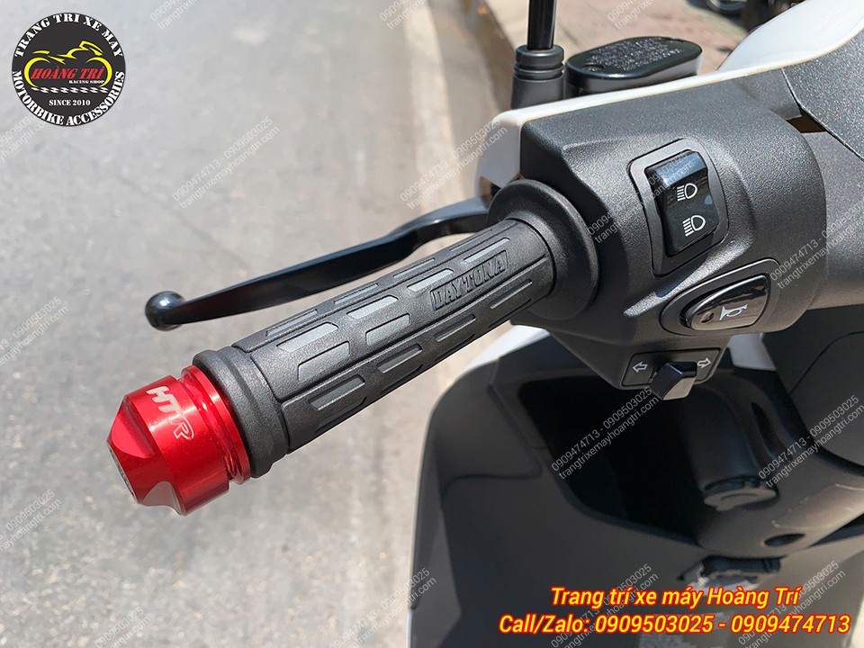 Cụm tay lái nâng cấp với bao tay Daytona cho cảm giác lái êm và chắc tay hơn