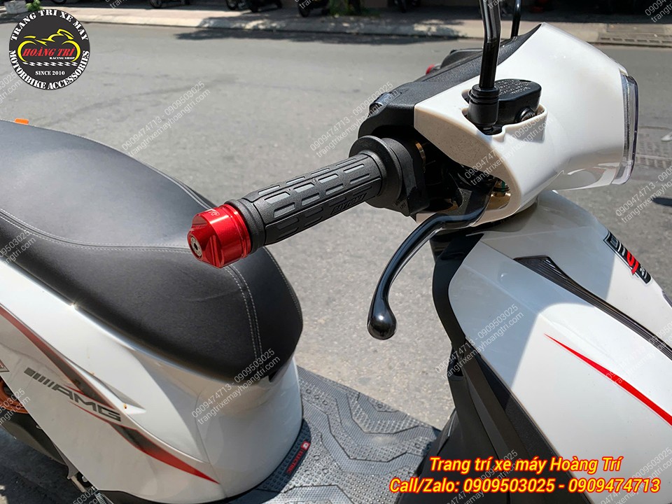 Tổng thể cùm tay lái bên phải sau khi nâng cấp đầy đủ phụ kiện trở nên hoàn thiện