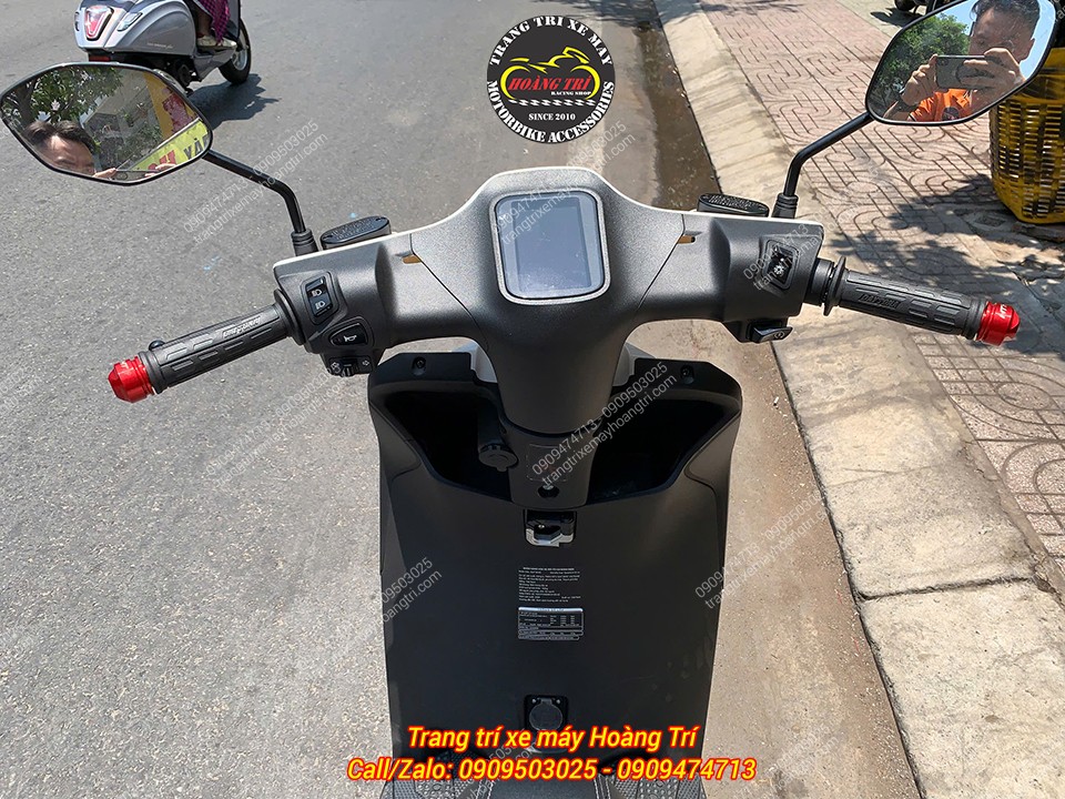 Gù tay lái đỏ nổi bật trở thành điểm nhấn thu hút trên Datbike Quantum