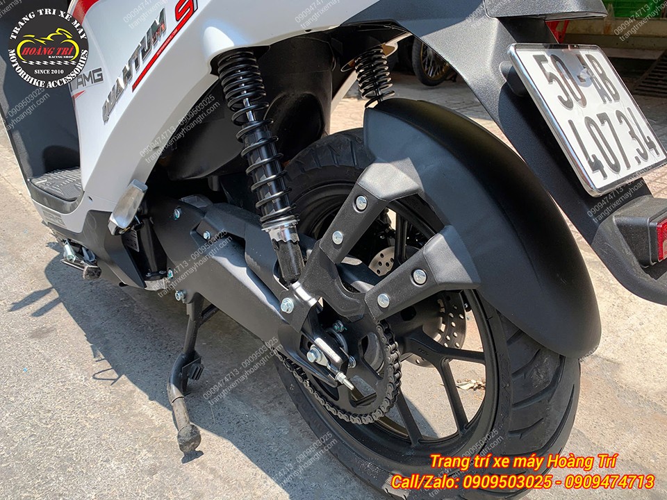 Dàn chân sau trang bị chắn bùn chắc chắn, hạn chế văng sình khi di chuyển