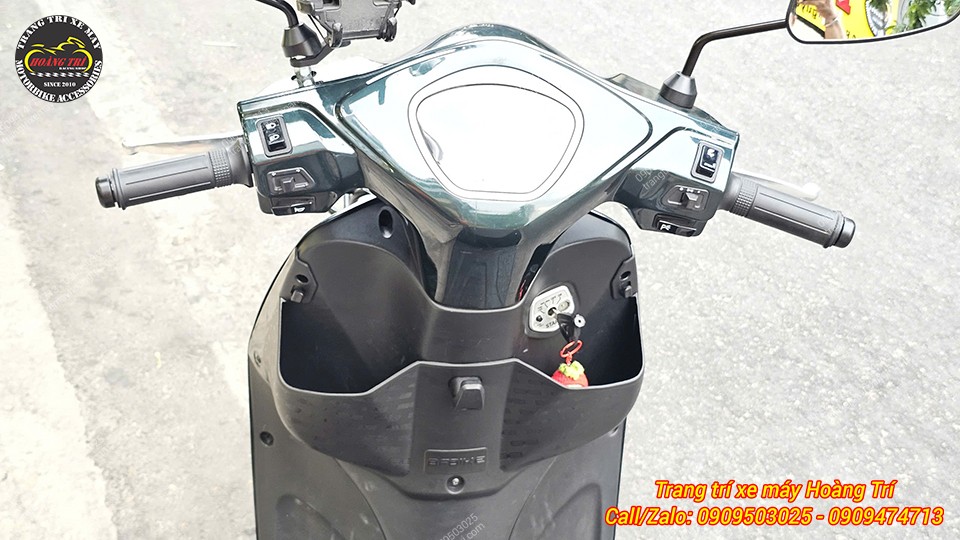 Cận cảnh khu vực tay lái Vinfast Feliz với hộc đựng đồ rộng rãi, tiện dụng