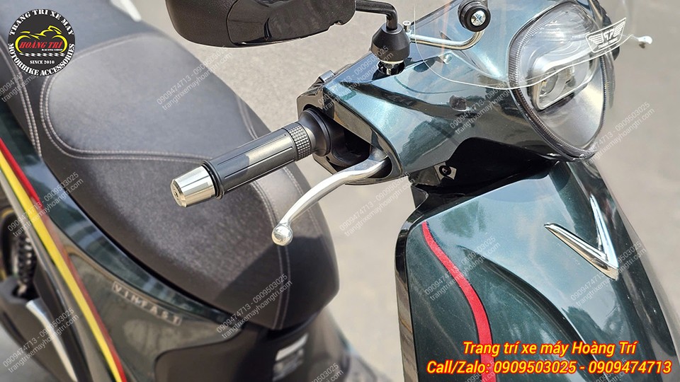 Toàn cảnh cùm tay lái Feliz với vài phụ kiện cơ bản nhưng hài hòa