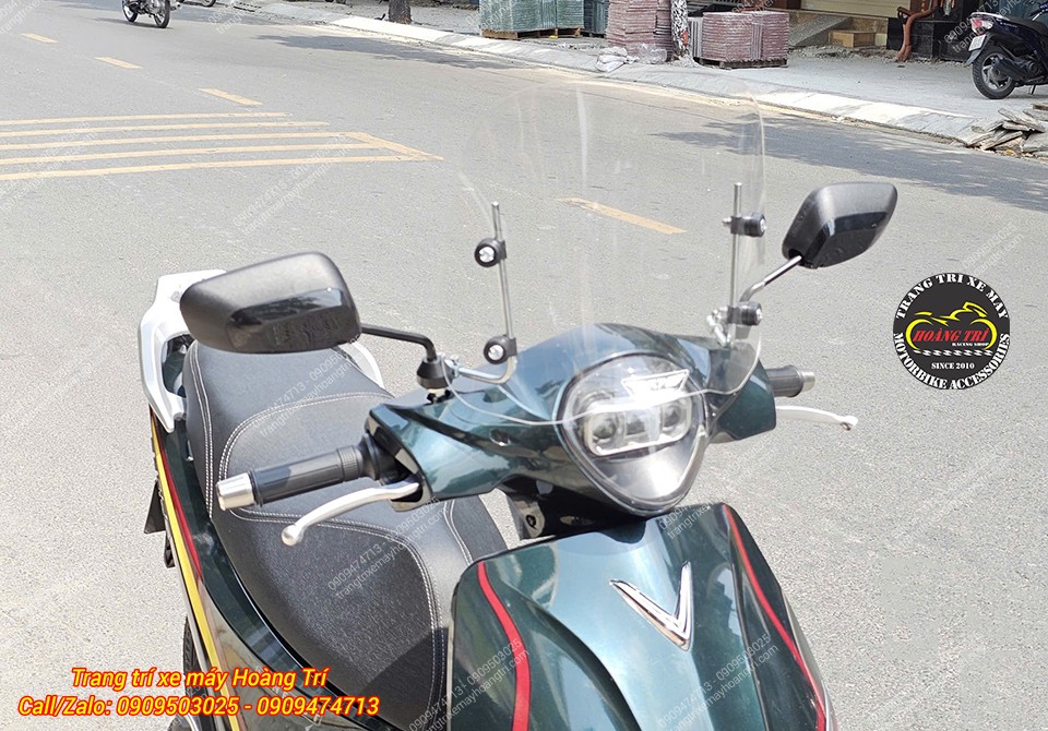 Cận cảnh đầu xe Feliz trang bị kính chắn gió cao giúp chắn gió, bụi