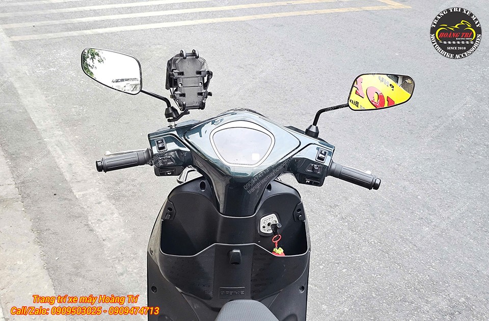 Góc nhìn tổng thể tay lái Feliz trang bị giá đỡ điện thoại tiện theo dõi đường đi