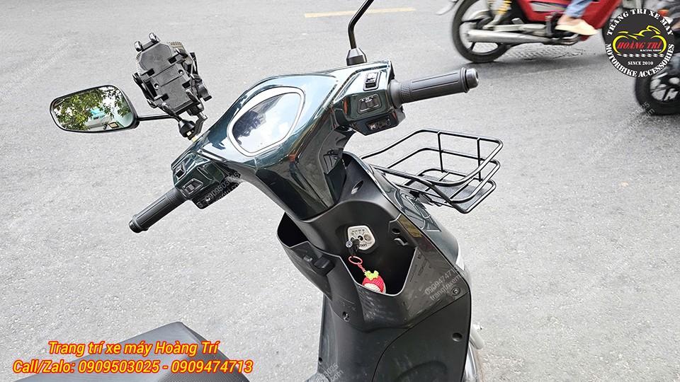 Góc nghiêng Vinfast Feliz lắp baga trước giúp nâng cao khả năng chở đồ