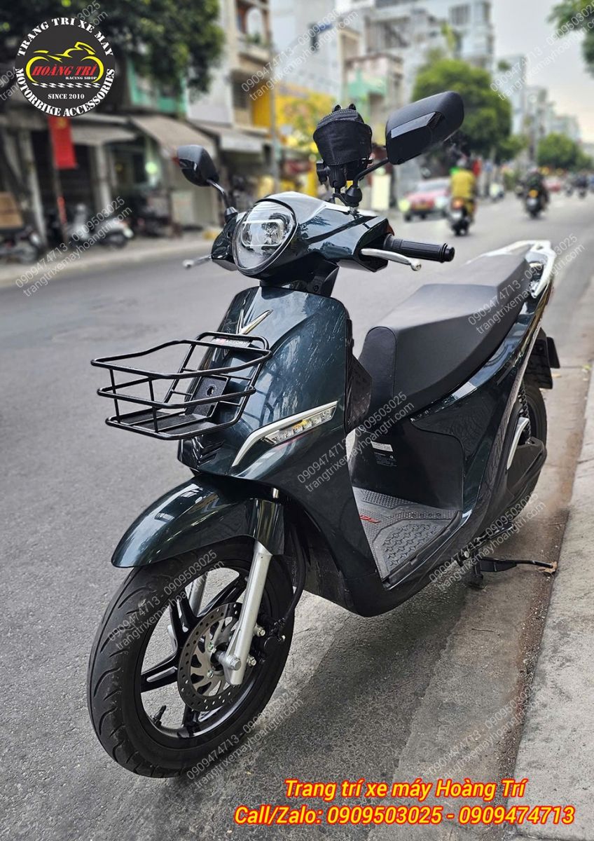 Góc nhìn phía trước Vinfast Feliz kết hợp phụ kiện phù hợp khi di chuyển phố