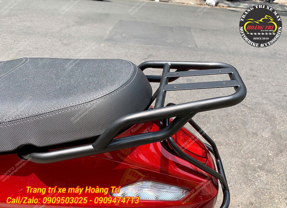 Cận cảnh baga sau sơn tĩnh điện Vinfast EVO, thiết kế gọn gàng, cứng cáp, tiện chở đồ hằng ngày