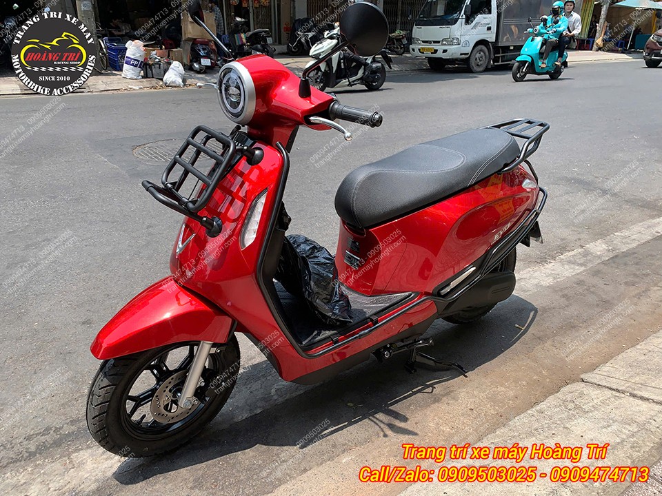 Vinfast EVO nổi bật với baga trước kiểu Vespa, tạo điểm nhấn cổ điển và nâng trải nghiệm