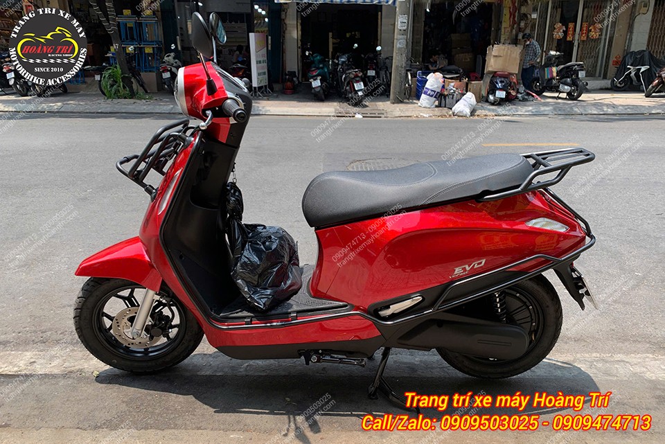 Góc nghiêng toàn xe cho thấy bộ ba phụ kiện hài hòa, giúp EVO đẹp mắt và tiện dụng hơn