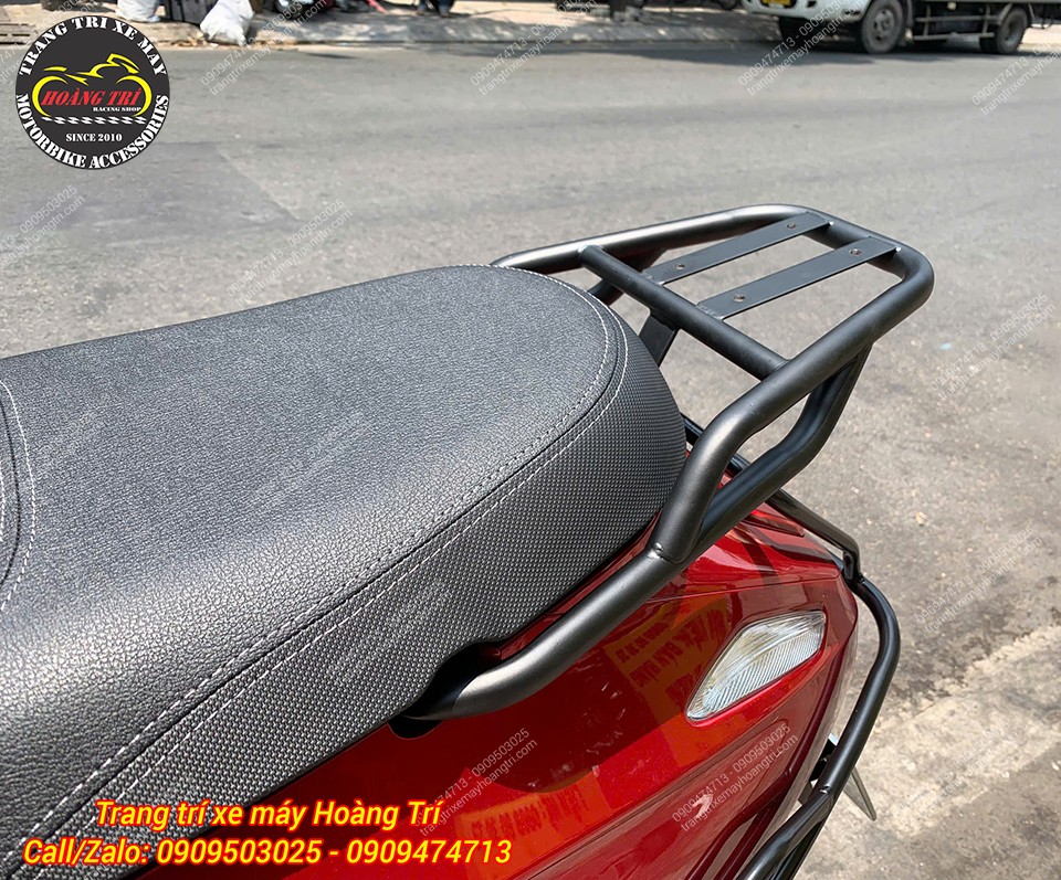 Góc khác của baga sau EVO với khung ống dày, tăng độ chắc chắn và an toàn khi chở nặng