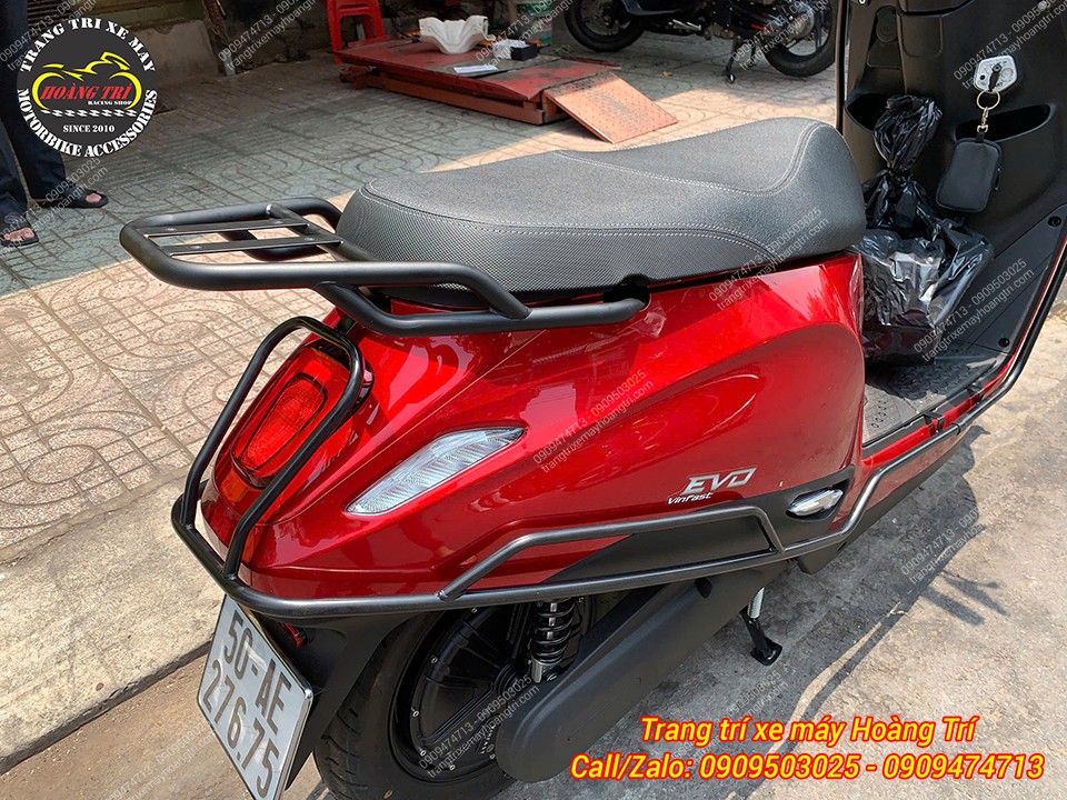 Tổng thể đuôi xe EVO trang bị khung bảo vệ và baga sau, tăng tiện ích và thẩm mỹ