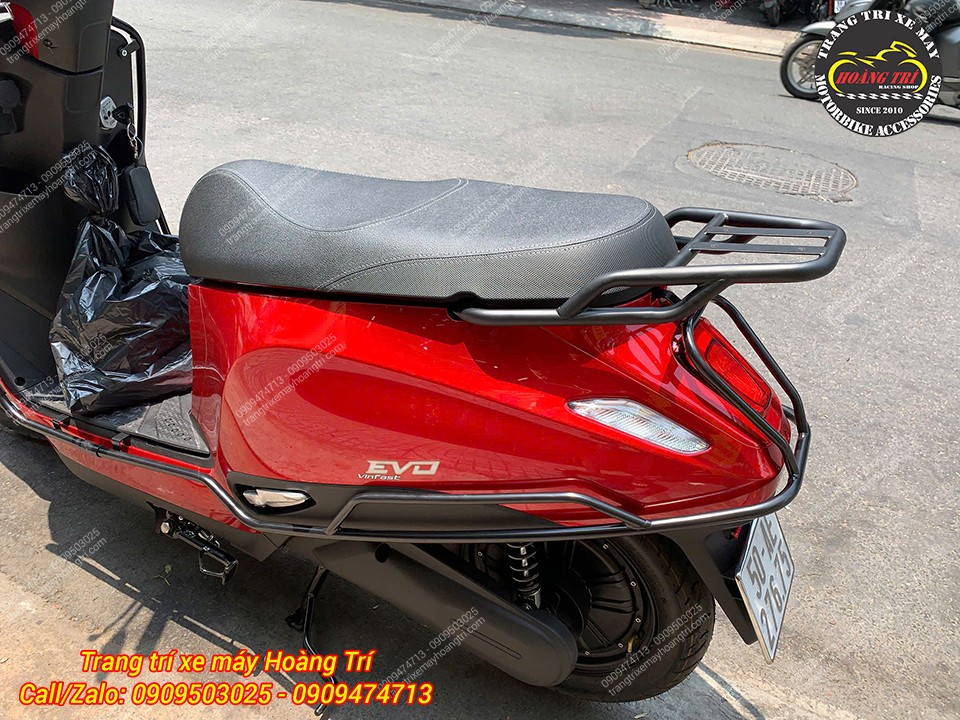 Góc nghiêng bên hông cho thấy khung bảo vệ ôm sát thân xe, hạn chế trầy xước khi va chạm