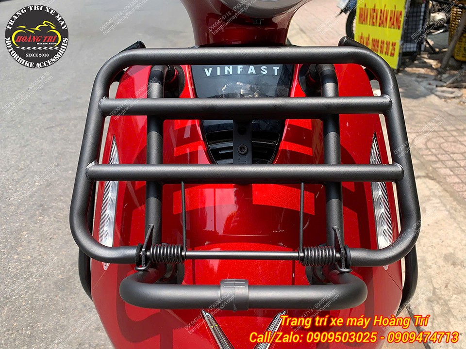 Chi tiết baga trước gắn mặt nạ EVO với thiết kế khung chắc chắn, chất liệu bền bỉ