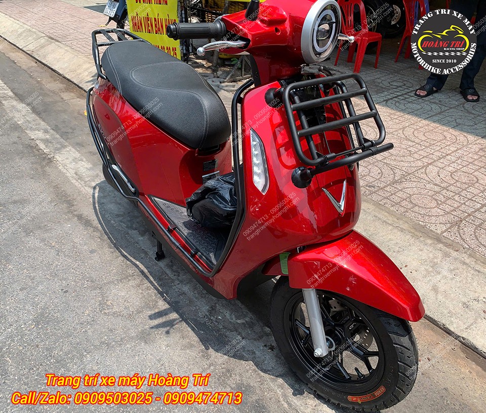 Dễ thấy xe được nâng cấp theo phong cách Vespa sang trọng chỉ với vài phụ kiện đơn giản