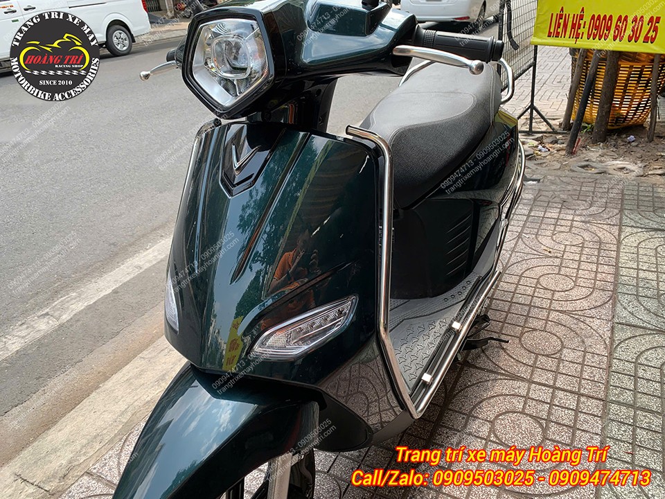 Khung inox không chỉ bảo vệ xe mà còn tạo viền sáng bóng đẹp mắt cho Vero X
