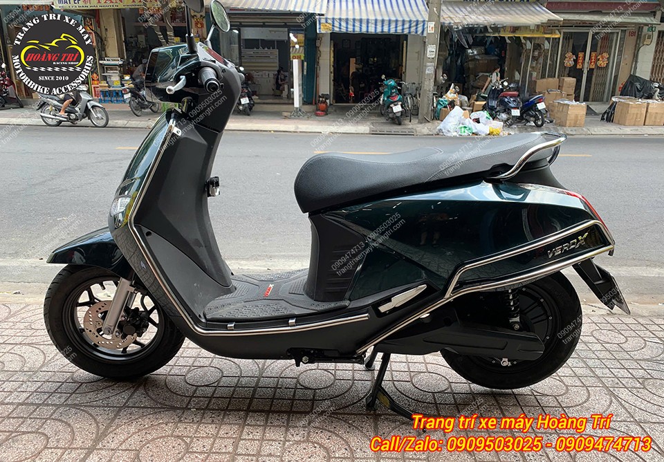 Góc ngang Vero X nổi bật với khung inox ôm trọn thân xe, tăng độ cứng cáp