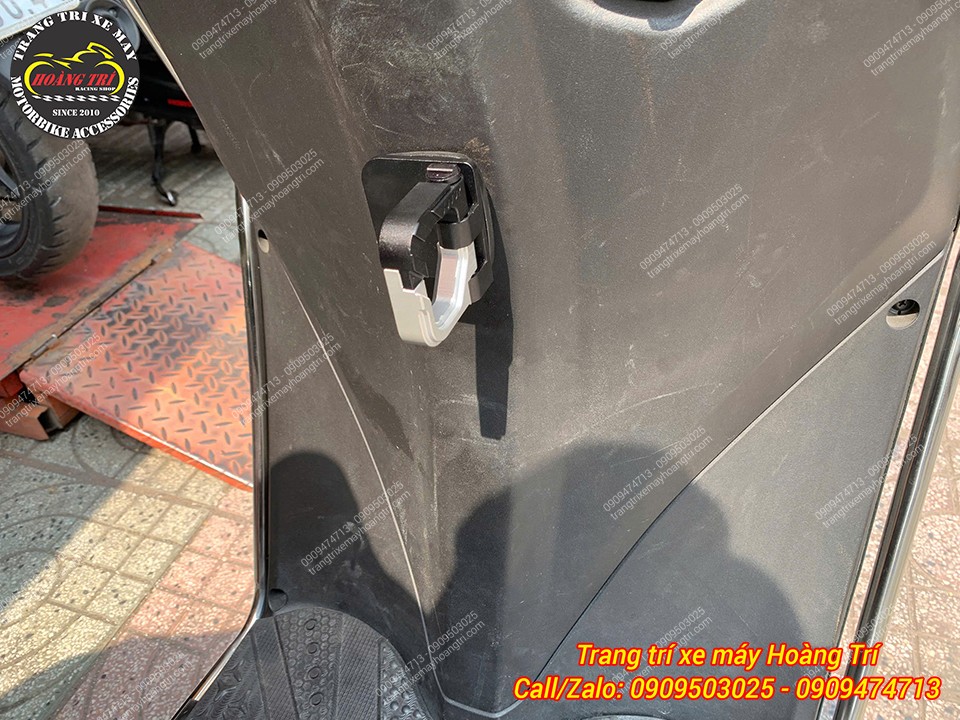 Góc nhìn thực tế móc treo Vero X, thao tác mở gập linh hoạt, tiện lợi khi sử dụng