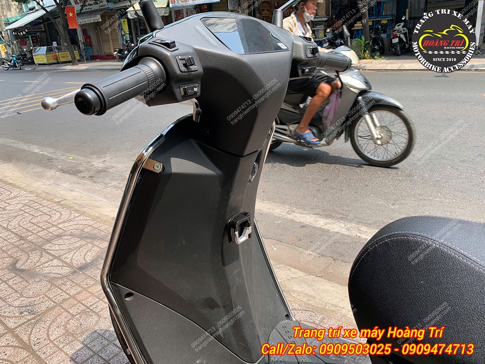 Tổng thể vị trí lắp móc treo Vero X hợp lý, giúp treo đồ gọn gàng khi di chuyển