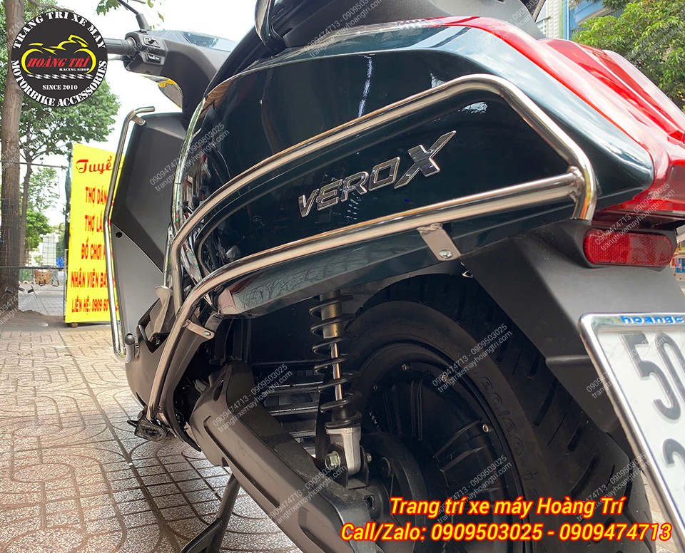 Khung bảo vệ inox Vero X sáng bóng, ôm sát thân xe, giảm rủi ro khi va chạm