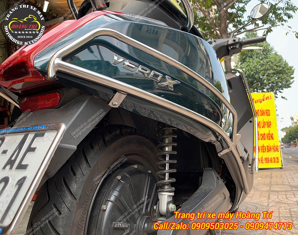 Góc sau Vero X với khung inox chắc chắn, bảo vệ dàn áo và tăng tính thẩm mỹ