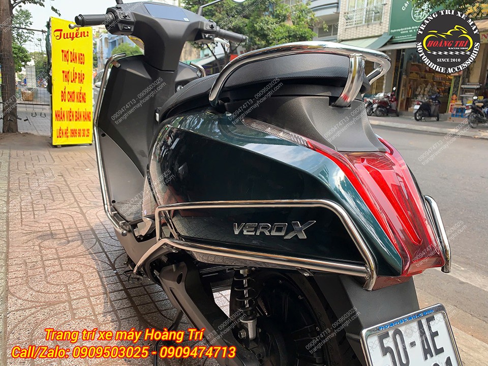 Khung inox bảo vệ hai bên Vero X giúp hạn chế trầy xước khi dựng xe