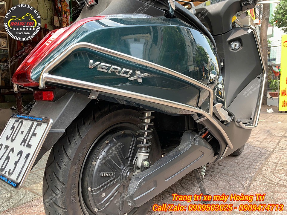 Thiết kế khung inox Vero X ôm sát thân xe, tạo form cứng cáp và nổi bật hơn