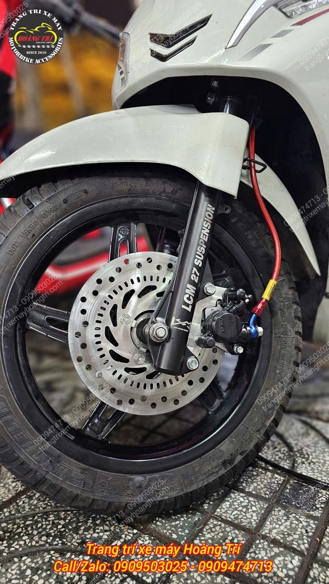 Góc chi tiết nổi bật nhờ dây dầu Morin Thái màu đỏ tạo điểm nhấn thu hút