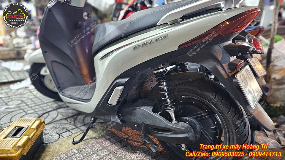 Góc nhìn phía sau Feliz với phuộc YSS E-Series giúp tăng thẩm mỹ và sự thoải mái