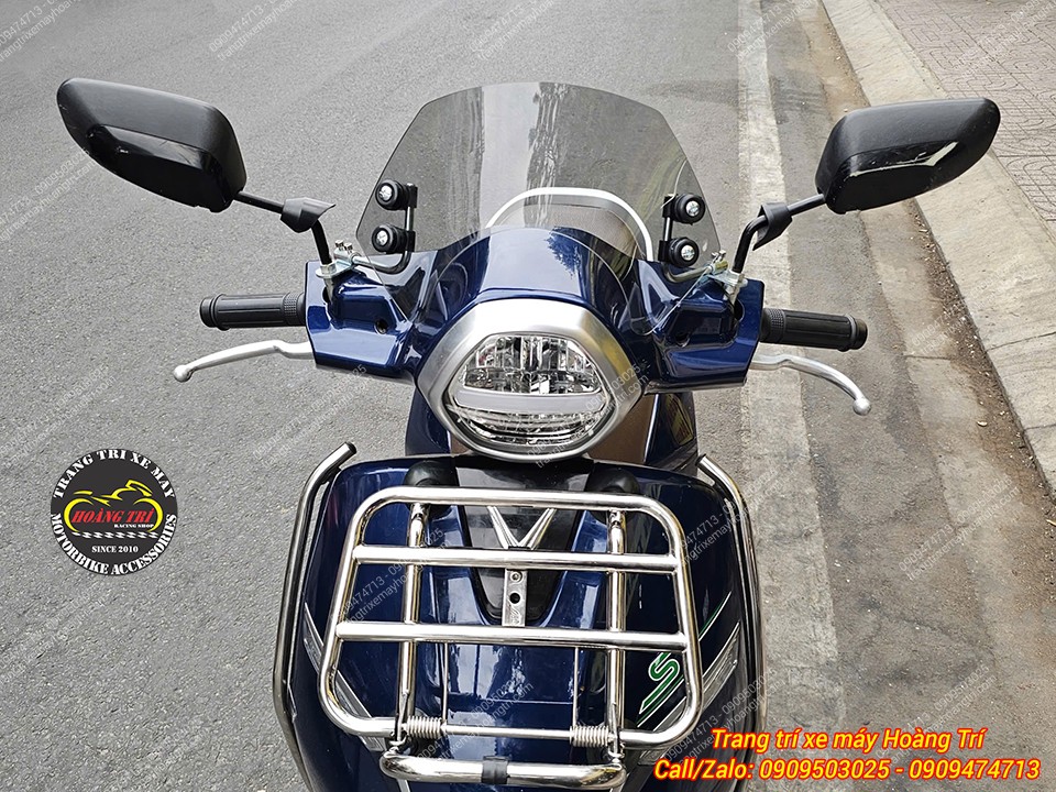 Góc trực diện Klara S trang bị kính chắn gió và baga trước inox, mang đến trải nghiệm mới lạ