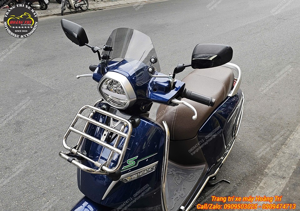 Góc nghiêng Klara S với combo khung inox, baga trước và kính chắn gió phong cách Vespa