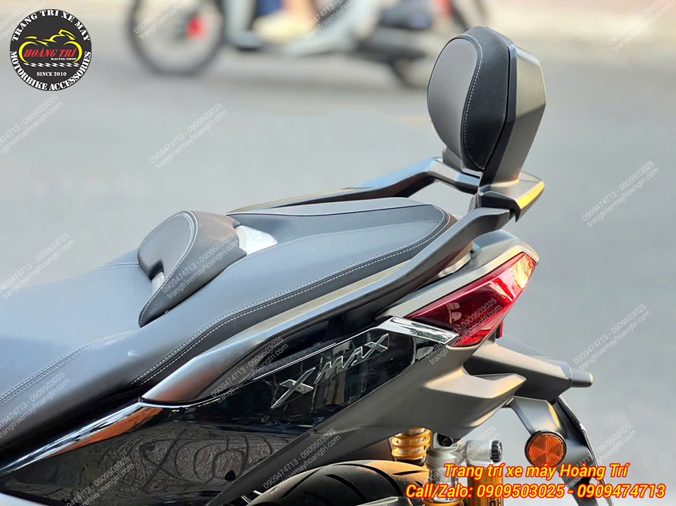 Thêm chiếc XMAX 300 đen nâng cấp baga sau tựa lưng êm ái, thoải mái