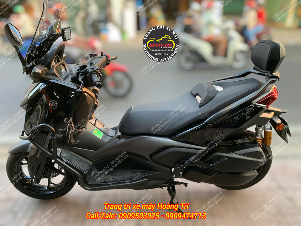 Tổng thể XMAX 300 đen nâng cấp phụ kiện mới nhìn thể thao, cá tính hơn