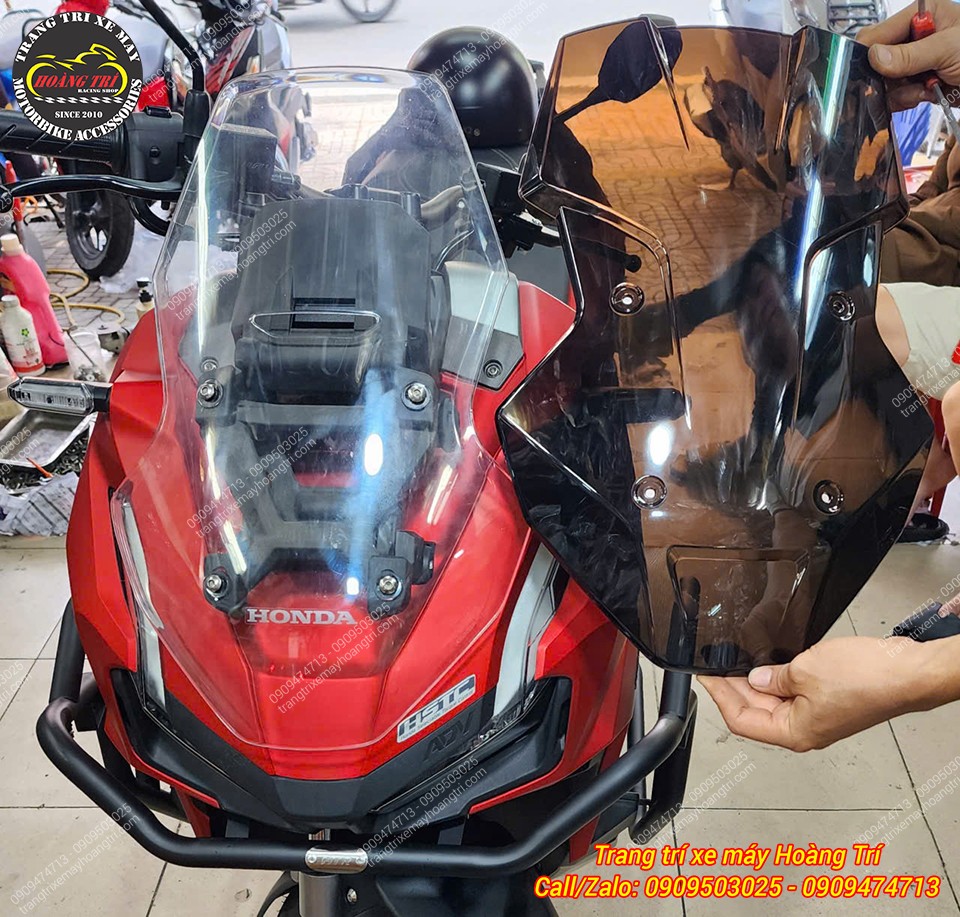 So sánh kính chắn gió zin và kính M2T cho ADV với thiết kế thể thao hơn