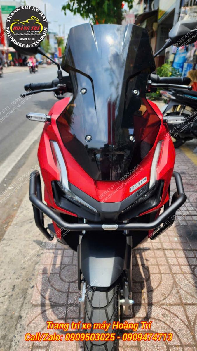 Chi tiết kính chắn gió M2T màu khói đen giúp tăng phong cách cho chiếc ADV của bạn