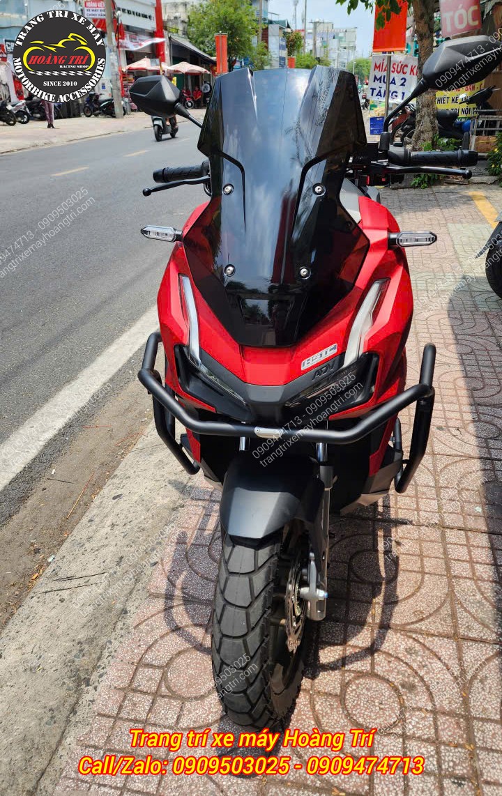 Toàn cảnh đầu xe ADV trang bị kính chắn gió M2T và bộ khung bảo vệ hầm hố hơn