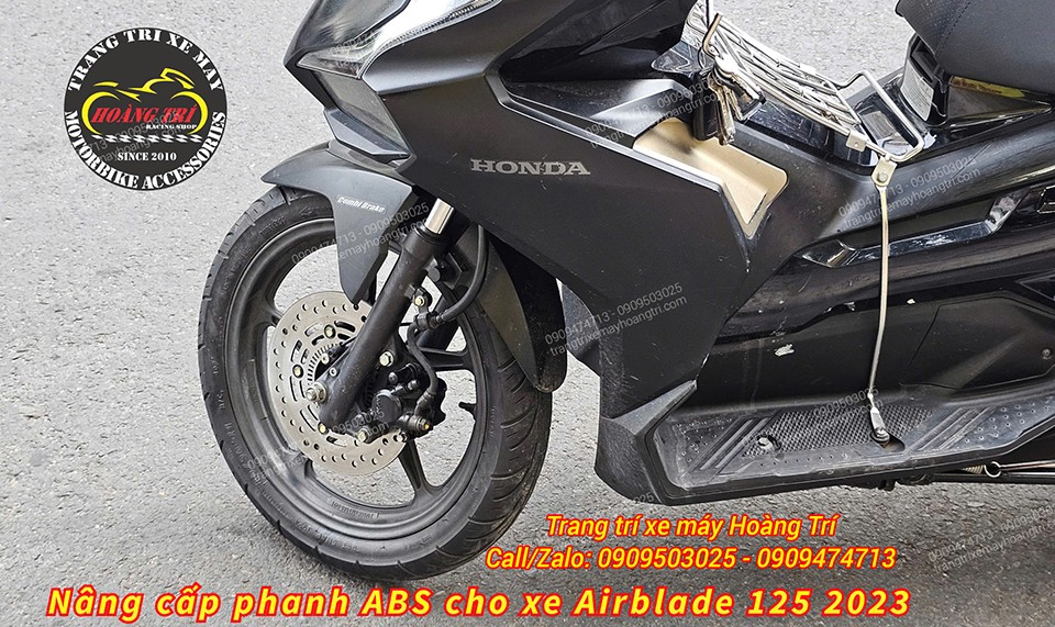 Góc nhìn bánh trước Airblade 125 2023 với hệ thống ABS hoàn chỉnh tăng độ an toàn