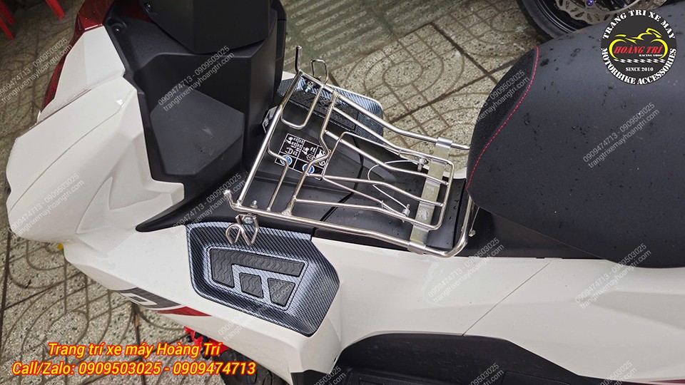 Cận cảnh baga giữa inox pát yên Airblade 160 hỗ trợ để đồ cực kỳ tiện lợi gọn gàng