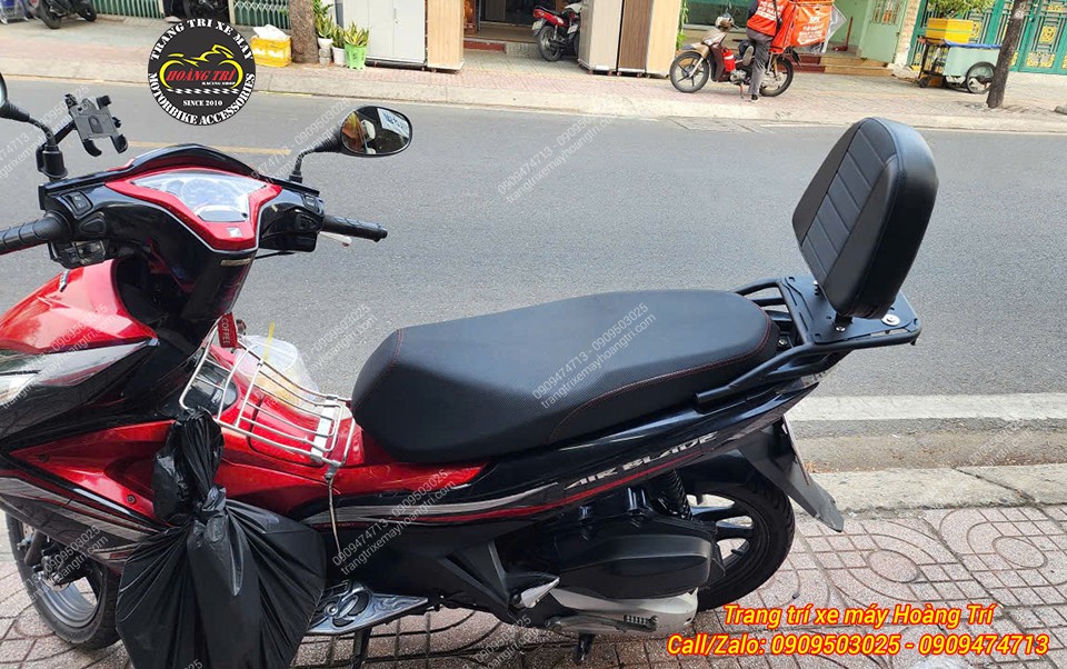 Tổng thể Airblade 2014 đỏ đen nổi bật với baga kiểu GTR kết hợp tựa lưng bật gấp