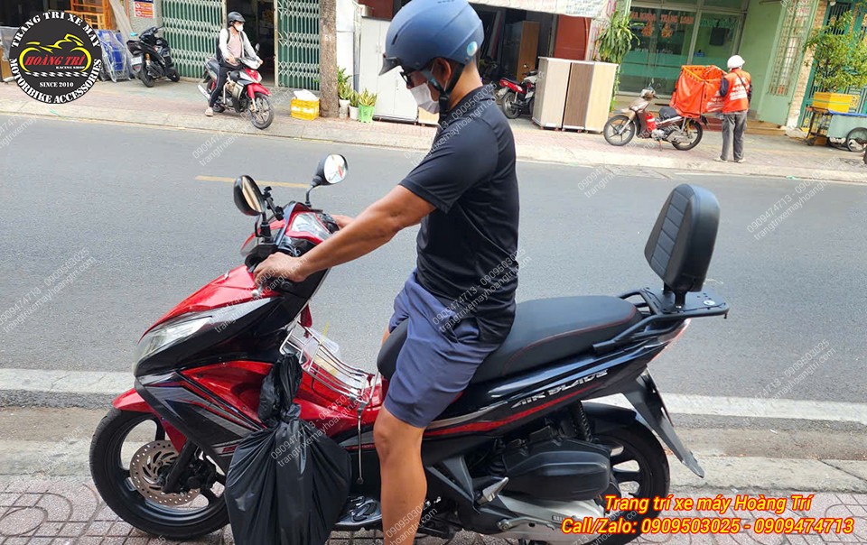 Khách hàng hài lòng với combo vừa lắp cho xe trên Honda Airblade 2014 an toàn, tiện lợi