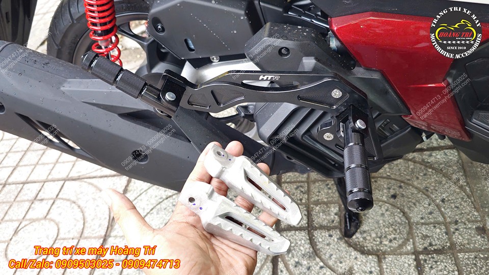 Trên tay là gác chân zin đơn giản và trên xe là gác chân phụ HTR Airblade 160
