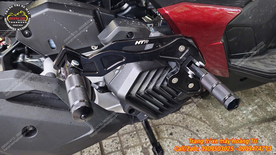 Chi tiết logo HTR trắng nổi bật trên nền đen của gác chân phụ HTR cho AB 160