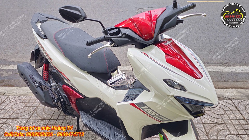 Tổng thể Honda Airblade 160 sau khi lắp gác chân phụ đồng bộ với dàn chân xe