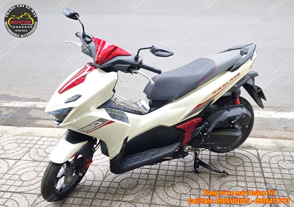 Airblade 160 gắn gác chân phụ HTR giúp người ngồi sau có tư thế thoải mái hơn