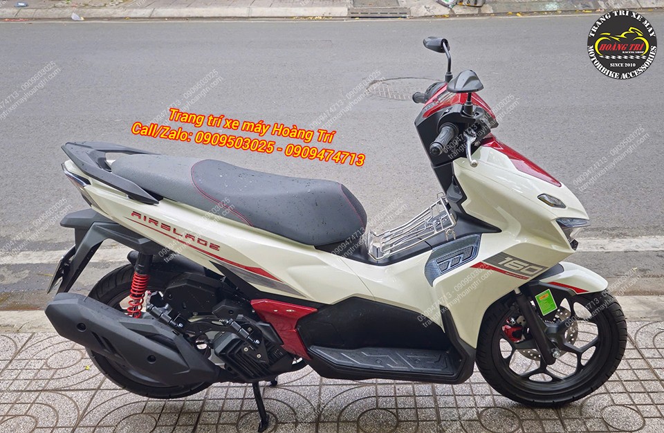Góc chụp toàn xe AB 160 cùng gác chân phụ HTR mạnh mẽ nhưng vẫn giữ dáng xe