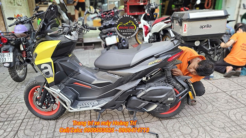 Kỹ thuật viên Hoàng Trí tháo phuộc zin để nâng cấp Ohlins cho Aprilia SR GT 200