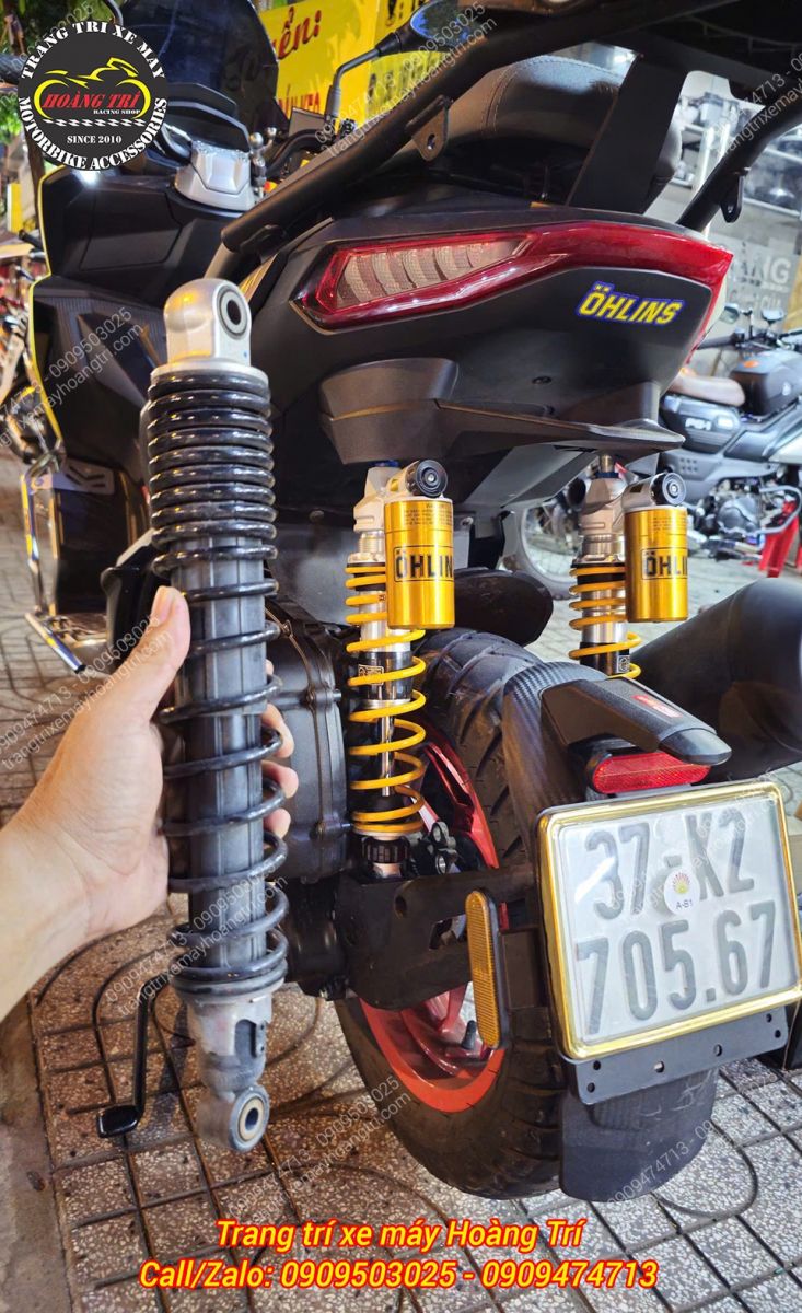 Trên tay phuộc zin cùng phuộc Ohlins vàng nổi bật dành cho Aprilia SR GT 200