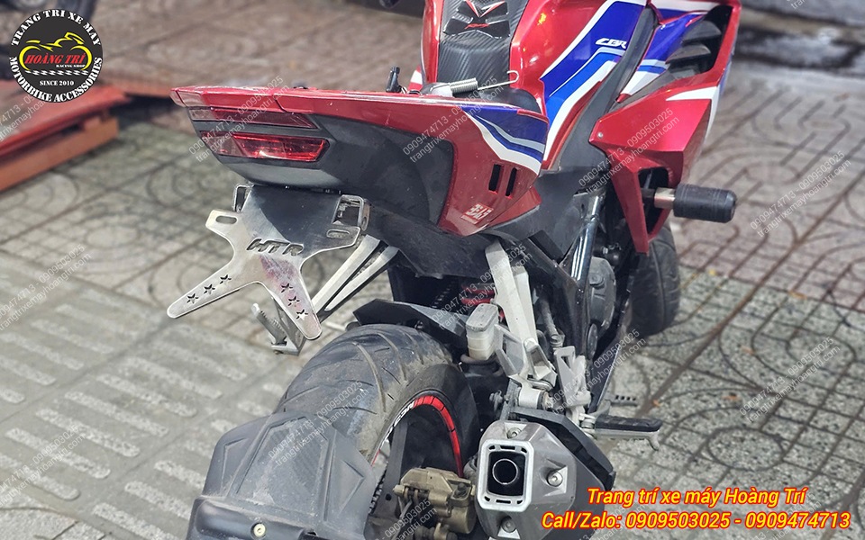Pát biển số HTR inox lắp gọn giúp đuôi Honda CBR150r trở nên thể thao hơn