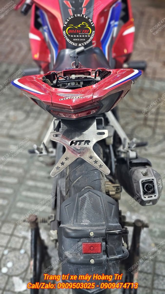 Góc nhìn trực diện đuôi Honda CBR150r sau khi trang bị pát biển số HTR inox