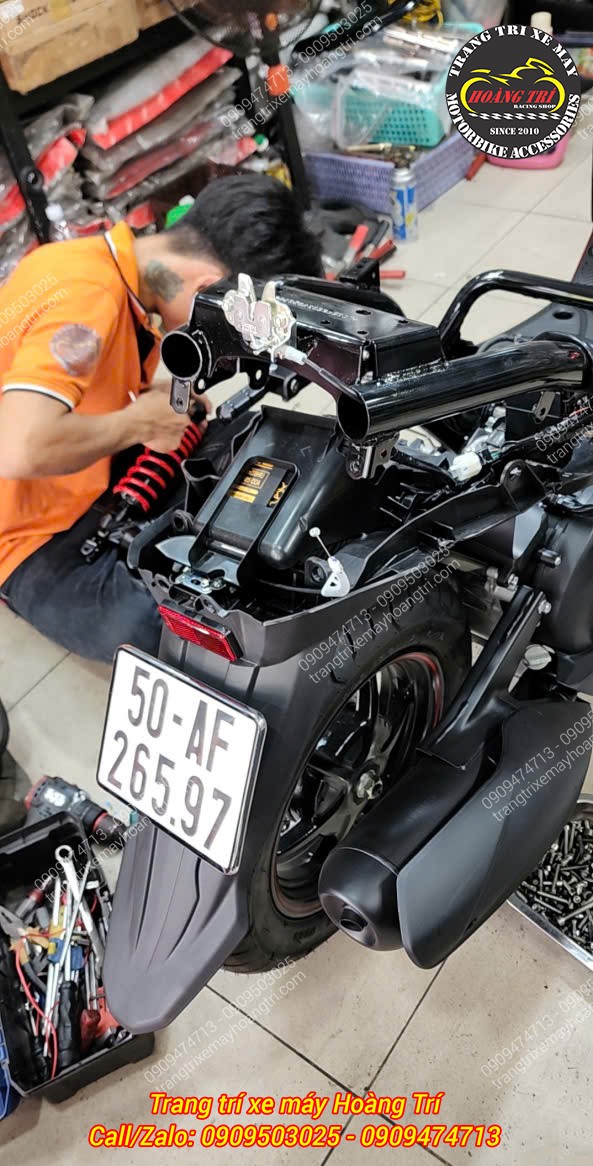 Hình ảnh kỹ thuật viên lắp đặt phuộc Racing Boy Tarmax chuẩn chỉnh cho Yamaha Freego tại shop
